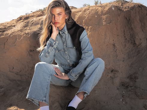 טיילור מלכוב בדנים על דנים. חולצת ג'ינס וג'ינס: אמריקן איגל. צעיף ונעליים: זארה 