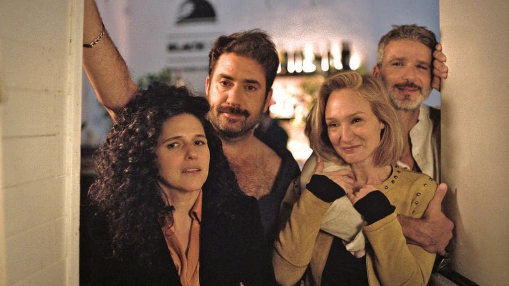 עם עידן חביב, אביהו פנחסוב ונועה קולר בסדרה "מקום שמח" (צילום: ירון שרף, באדיבות כאן ) עם עידן חביב, אביהו פנחסוב ונועה קולר בסדרה "מקום שמח"