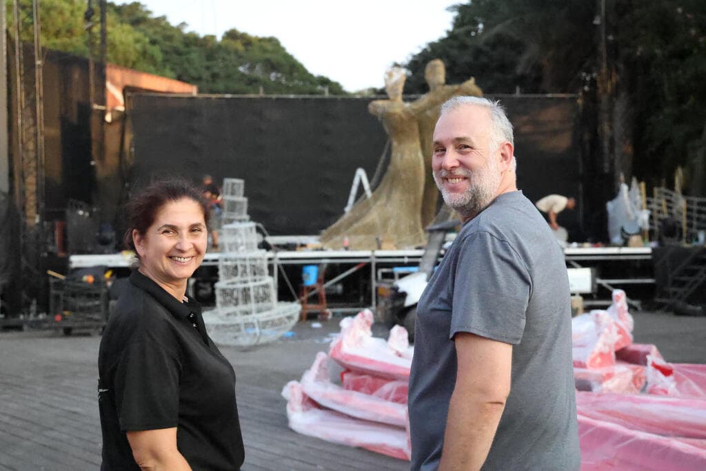 פרופ' מישל אנטון וענת פרג' במהלך ההתקנות (צילום: Mk-illumination) פרופ' מישה אנטון וענת פרג' במהלך ההתקנות