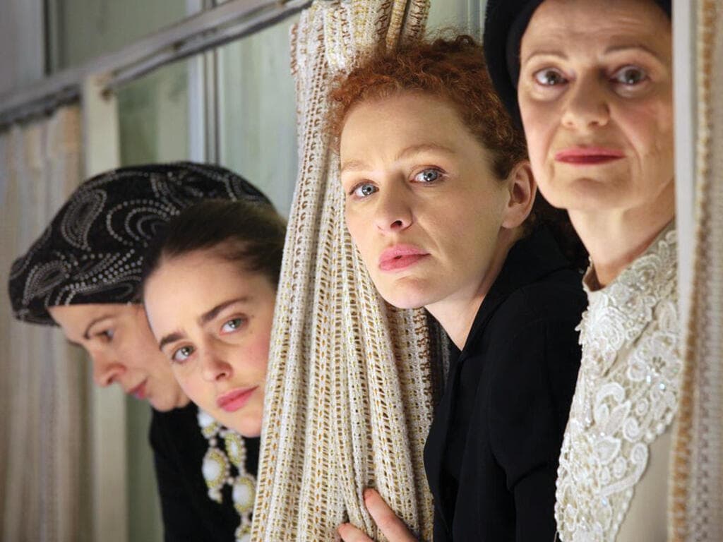 בסרט "למלא את החלל". מימין: ישראלי, הילה פלדמן, הדס ירון ועירית שלג (צילום: קארין בר) בסרט "למלא את החלל" (ישראלי מימין)