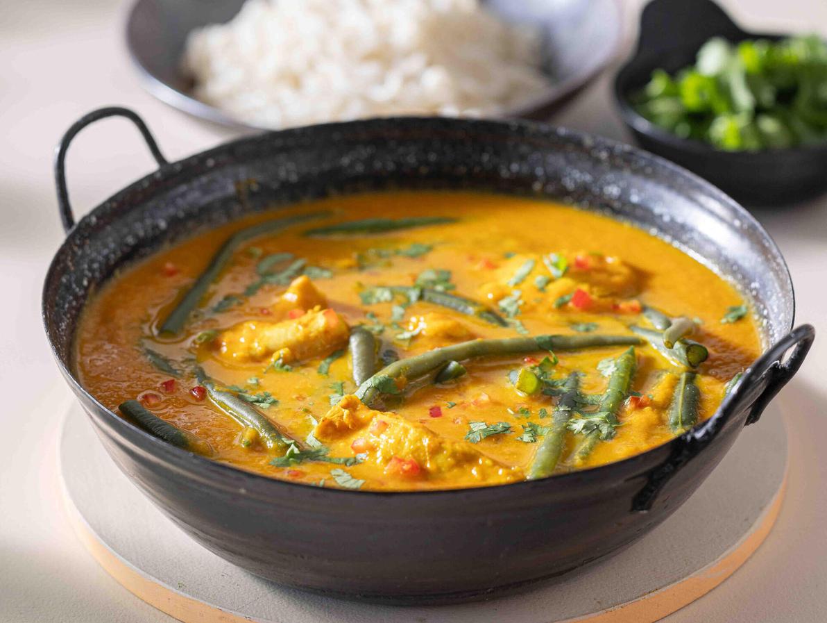 חזה עוף בקארי עם דלורית ושעועית ירוקה