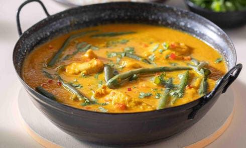 חזה עוף בקארי עם דלורית ושעועית ירוקה