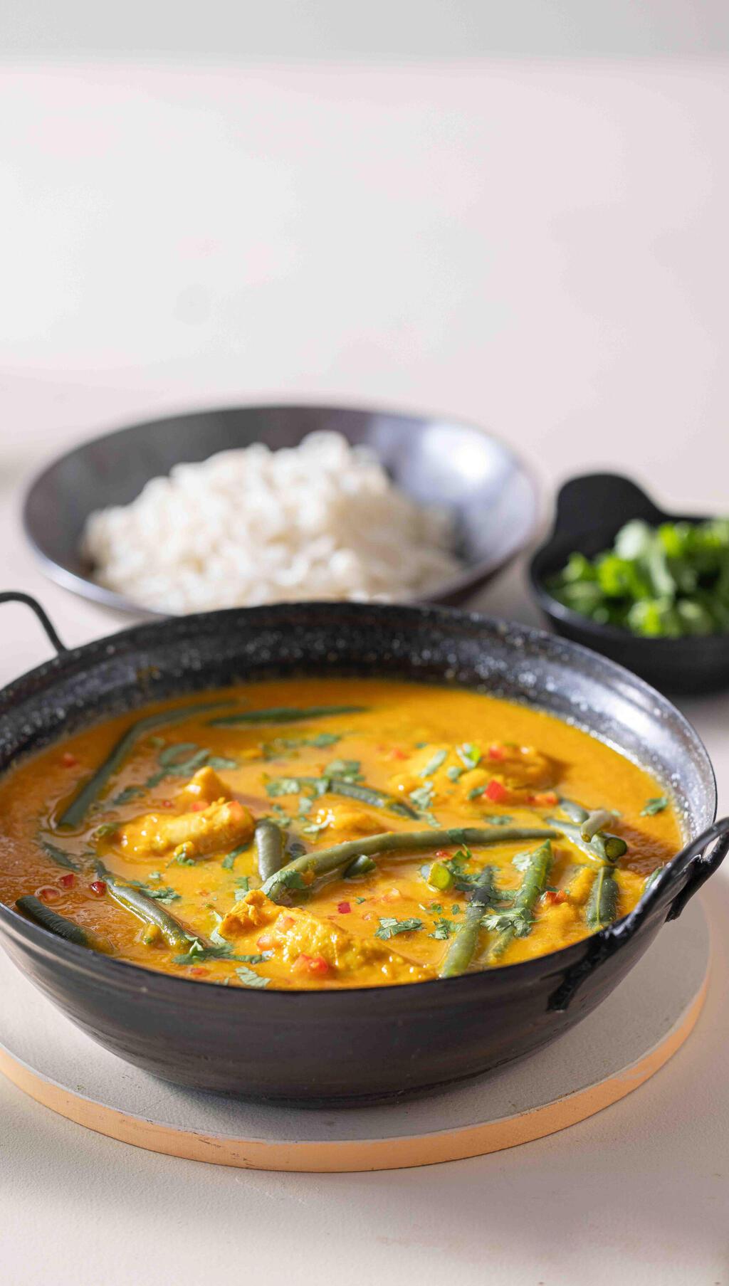 חזה עוף בקארי עם דלורית ושעועית ירוקה