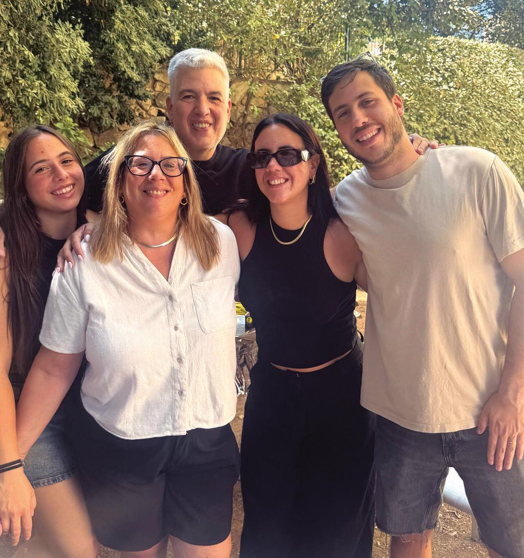 מימין לשמאל: תומס, לוסיה, חוסה, אנדראה ומגלי (צילום: שרון צור) מימין לשמאל: תומס, לוסיה, חוסה, אנדראה ומגלי