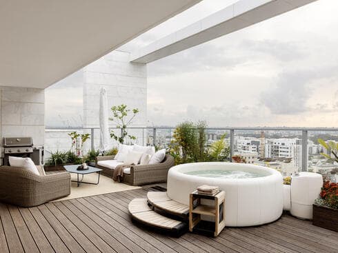 דירת פנטהאוז בת 170 מ"ר ובה חמישה חדרים ומרפסת מפנקת עם שכשוכית