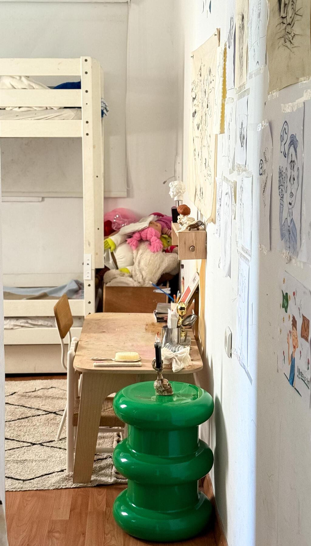 הדירה של נועה מונרוב ומשפחתה, מדור כאן גרים