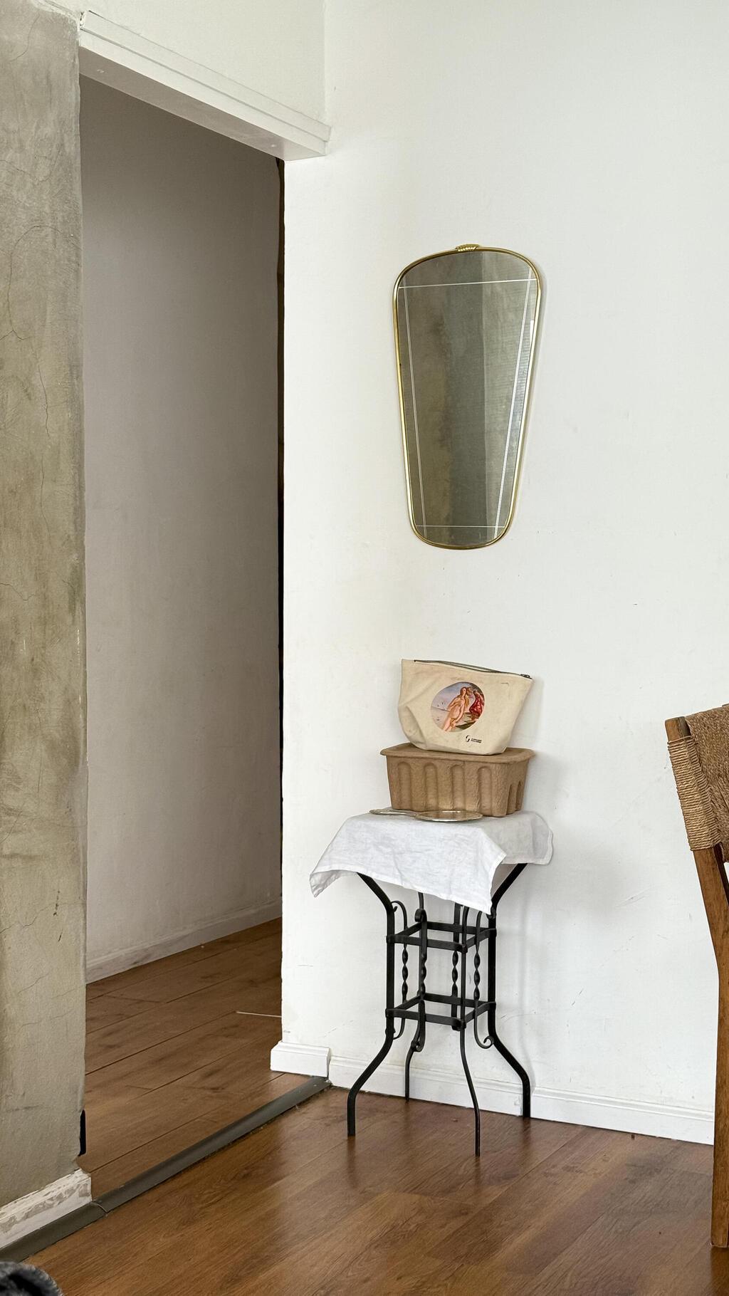 הדירה של נועה מונרוב ומשפחתה, מדור כאן גרים