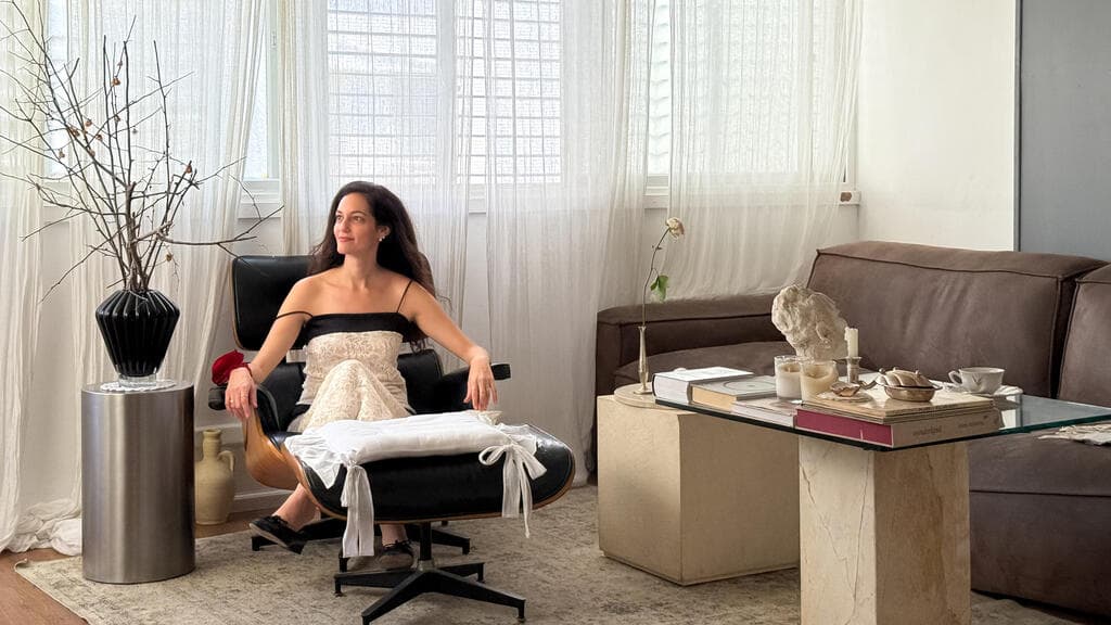 הדירה של נועה מונרוב ומשפחתה, מדור כאן גרים