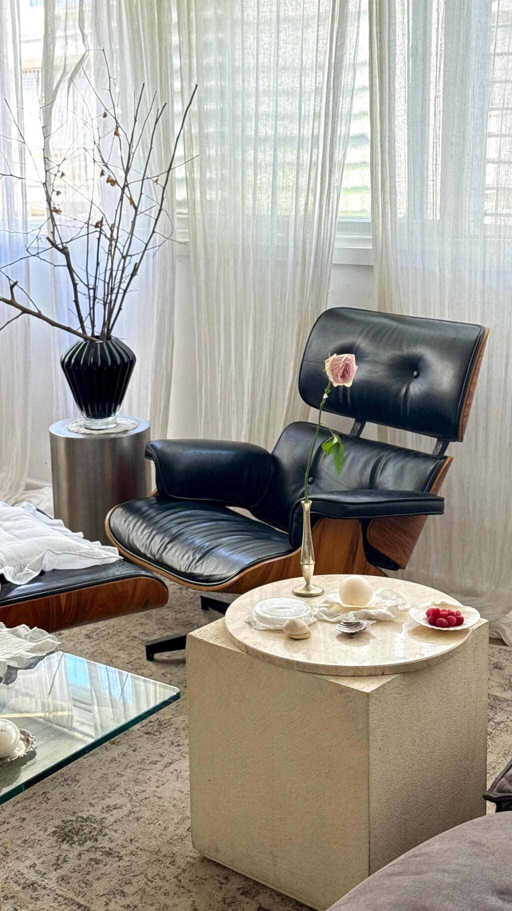 הדירה של נועה מונרוב ומשפחתה, מדור כאן גרים