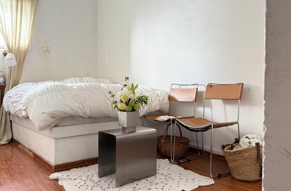 הדירה של נועה מונרוב ומשפחתה, מדור כאן גרים