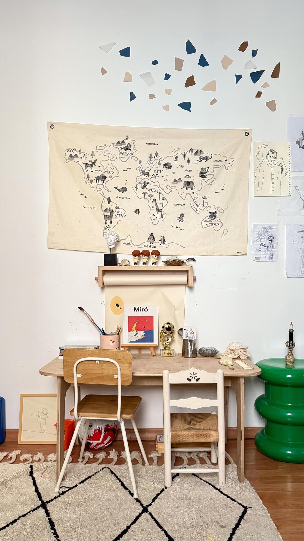 הדירה של נועה מונרוב ומשפחתה, מדור כאן גרים