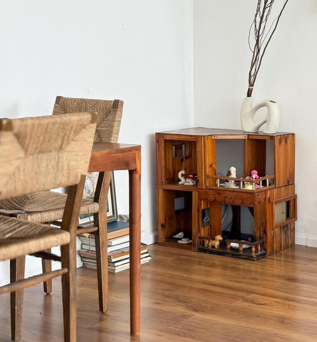 הדירה של נועה מונרוב ומשפחתה, מדור כאן גרים