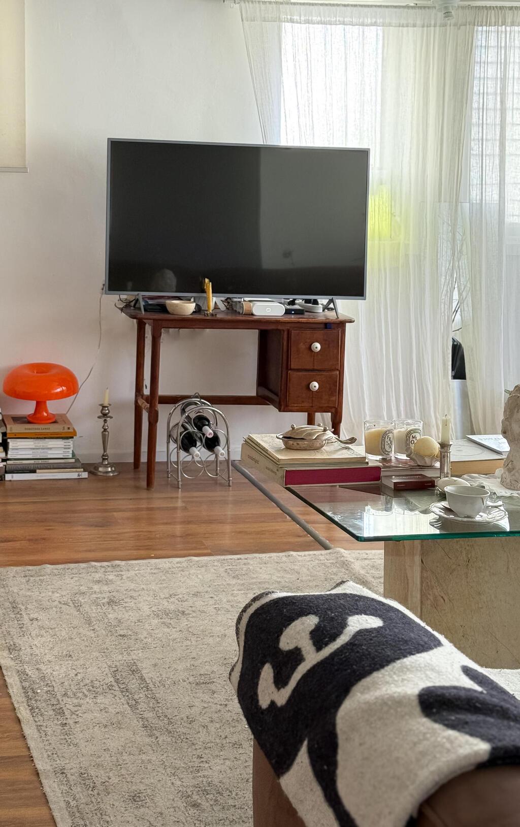 הדירה של נועה מונרוב ומשפחתה, מדור כאן גרים