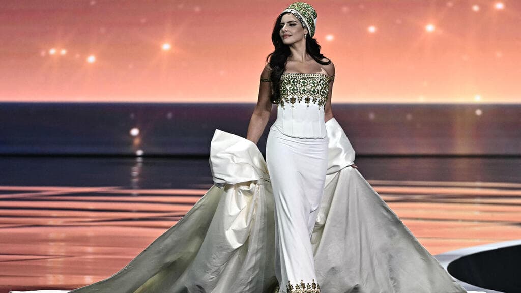 נדי איוב מציגה את הבגד הלאומי