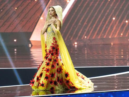 מלאני שיראז עשור בבגד שמייצג את החטופים