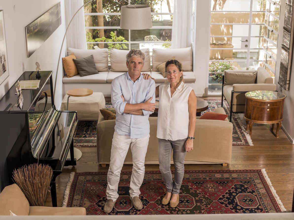 מיכל אשכולות ואיתן קימל בבית שלהם בשכונת נווה צדק בתל אביב