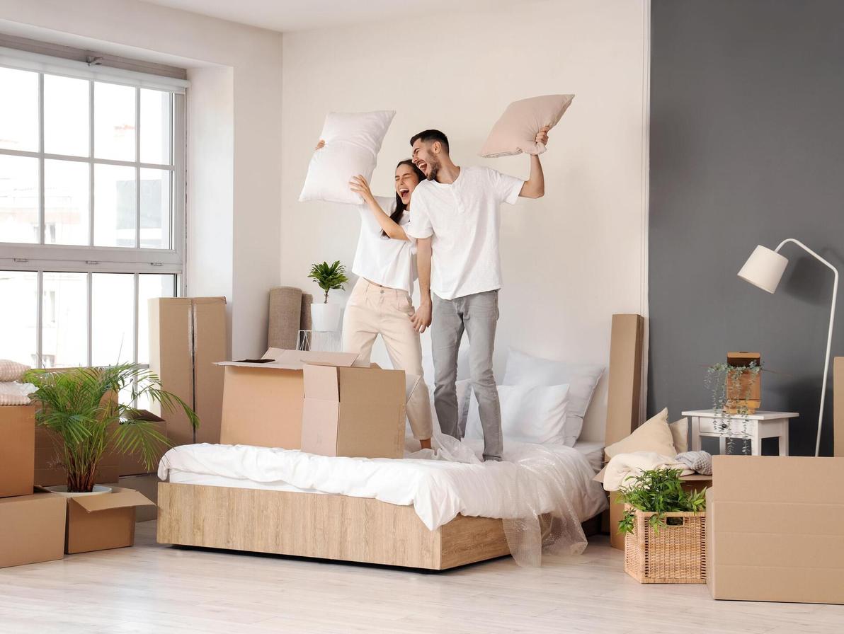 זוג עובר דירה