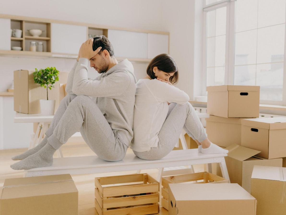 זוג כועס עובר דירה (צילום: Shutterstock/ASAP creative) זוג כועס עובר דירה