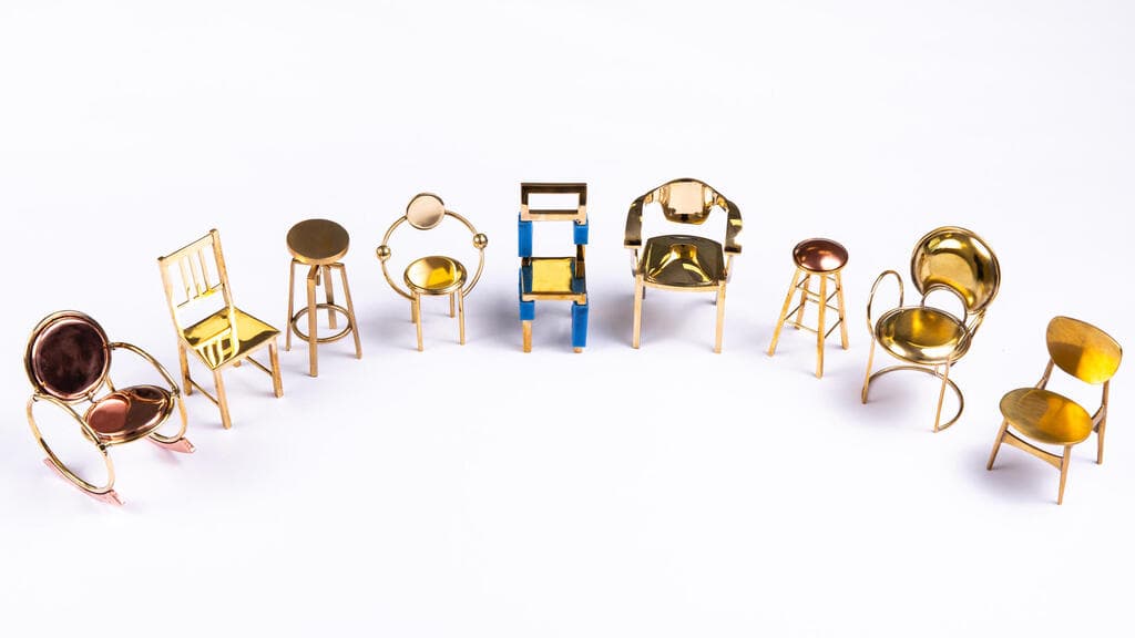 כיסאות מיניאטורים, תוצרים של מחלקת תכשיטנות, שנקר (צילום: אחיקם בן יוסף) כיסאות מיניאטורים, תוצרים של מחלקת תכשיטנות, שנקר