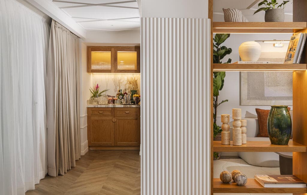 דגש על טקסטורות ועל חיבורים בין חומרים (צילום: מקס קובלסקי) סוויטת וילה פולה במלון גלי כנרת, טבריה