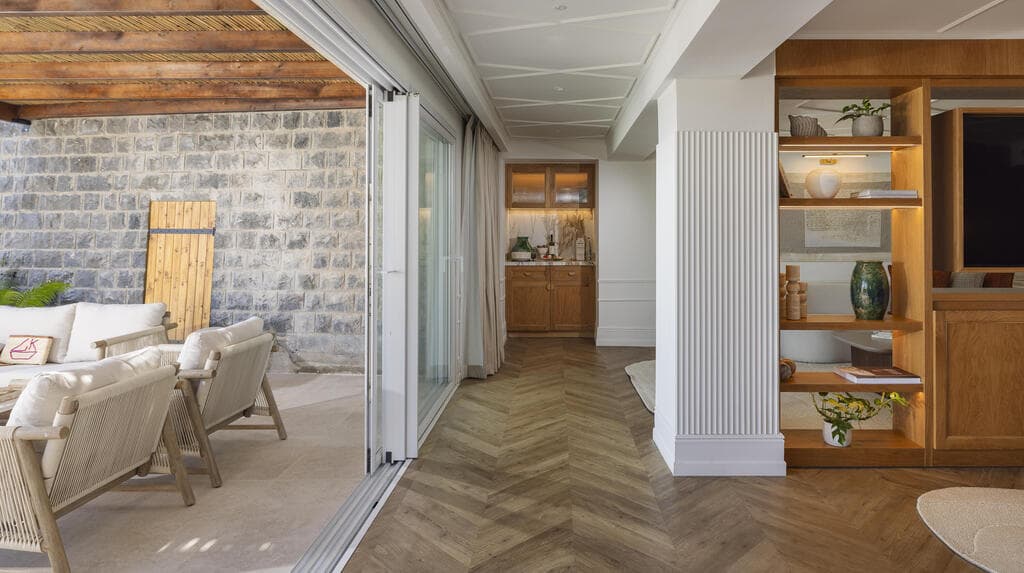 הוויטרינה חוצצת בין הפנים לחוץ אך הקונספט ממשיך בשניהם (צילום: מקס קובלסקי) סוויטת וילה פולה במלון גלי כנרת, טבריה