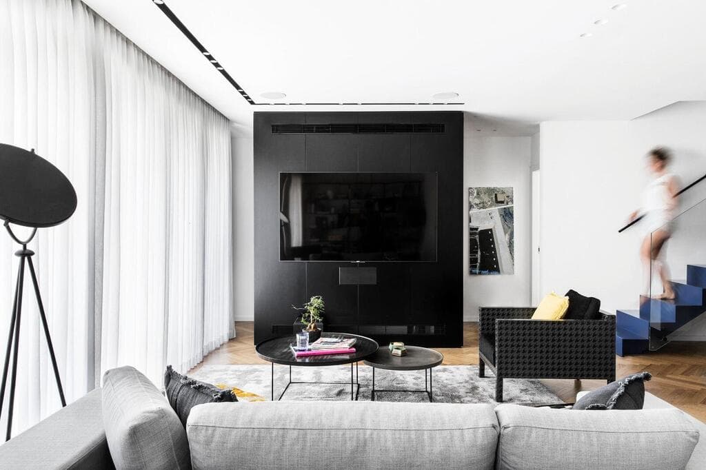 נגרות בגימור שמור להטמעת הטלויזיה. עיצוב: מאיה שיינברגר