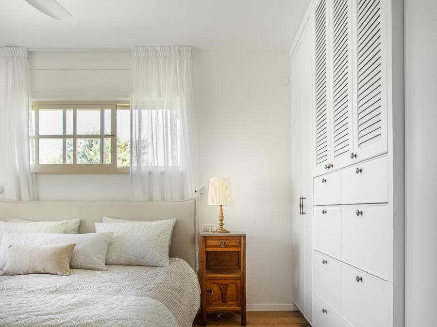 חדר שינה בלבן ענני. הבית במושב בשרון, תכנון ועיצוב: סטודיו דו (צילום: דרור קאליש) הבית במושב בשרון, קיבוצור, תכנון ועיצוב: סטודיו דו