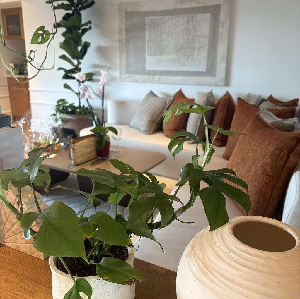 צמחייה, טקסטיל ואקססוריז בגוונים חמים (צילום: יוליה פריליק-ניב) מלון גלי כנרת