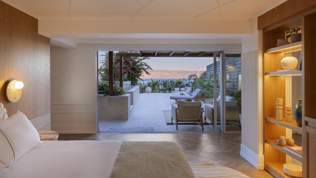 מבט מהפנים אל החוץ. לחצר, לבריכה והלאה לכנרת (צילום: מקס קובלסקי) סוויטת וילה פולה במלון גלי כנרת, טבריה