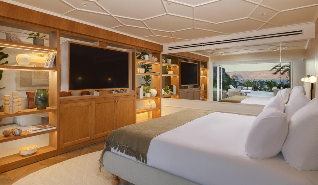 המראה מהדהדת את הנוף. עיצוב באווירה של בית (צילום: מקס קובלסקי) סוויטת וילה פולה במלון גלי כנרת, טבריה