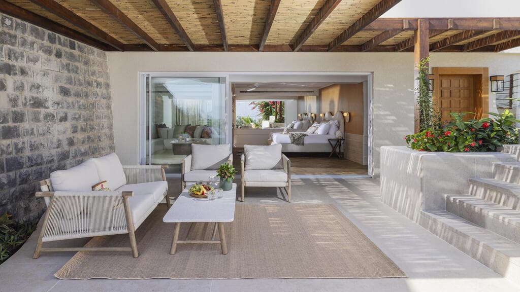 מבט מהחוץ אל הפנים (צילום: מקס קובלסקי) סוויטת וילה פולה במלון גלי כנרת, טבריה