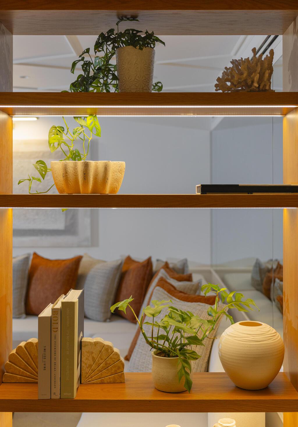 תאורה רכה וחמה ותחושה ביתית. מפוארת, אך ביתית (צילום: מקס קובלסקי) סוויטת וילה פולה במלון גלי כנרת, טבריה