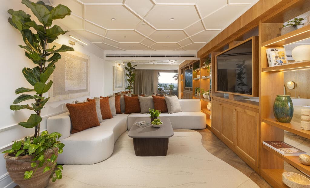 הסלון. צמחייה טבעית, ספרי עיצוב ושפע של אקססוריז (צילום: מקס קובלסקי) סוויטת וילה פולה במלון גלי כנרת, טבריה