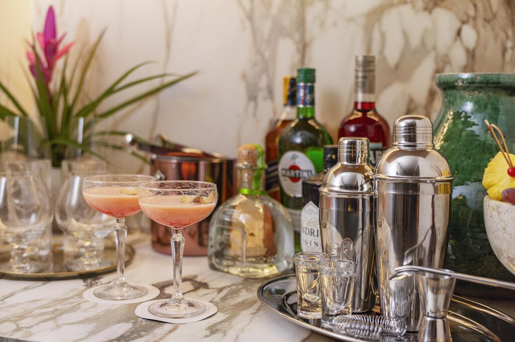 הבר מאובזר לשימוש חופשי של האורחים (צילום: מקס קובלסקי) סוויטת וילה פולה במלון גלי כנרת, טבריה