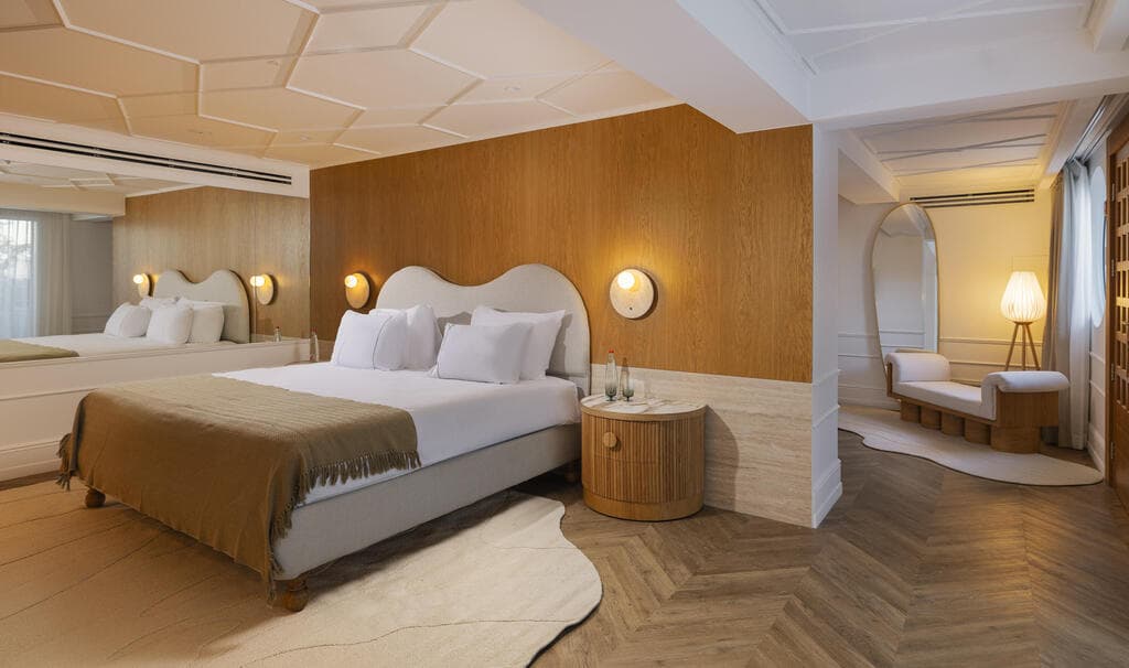 אזור הכניסה ואזור השינה. שימוש בצבעים רגועים ובחומרים טבעיים (צילום: מקס קובלסקי) סוויטת וילה פולה במלון גלי כנרת, טבריה