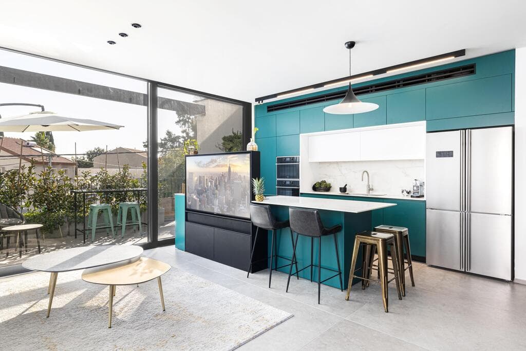 טלוויזיה נחבאת אל הכלים. מטבח סמל, נדל רויזין אדריכלים