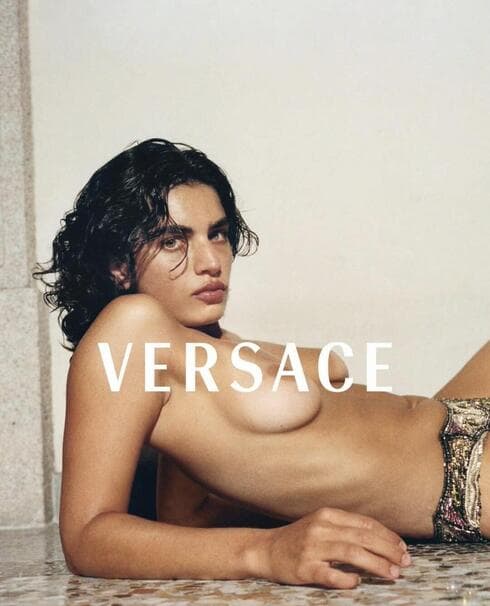 הדוגמנית מיכל חרודי בקמפיין החדש של ורסאצ׳ה.