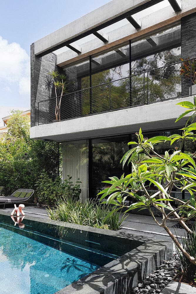 הצמחייה מקיפה את הבית (צילום: שי אפשטיין) וילה בשרון, אדריכלות ועיצוב: נורית בן יוסף