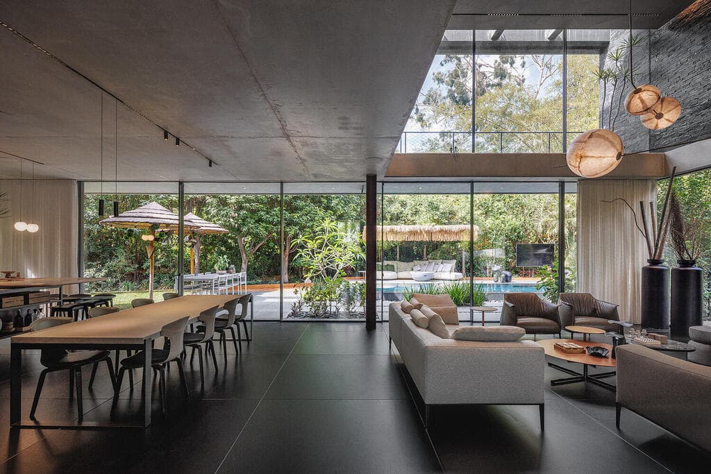 הרצפה מחופה אבן שחורה, הקירות מחופים אבן צפחה כהה, והתקרה עשויה עץ בגוון חום־אפרפר (צילום: שי אפשטיין) וילה בשרון, אדריכלות ועיצוב: נורית בן יוסף