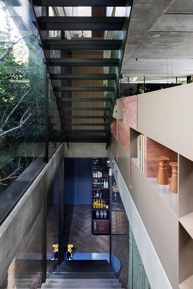 הספרייה ושני גרמ המדרגות (צילום: שי אפשטיין) וילה בשרון, אדריכלות ועיצוב: נורית בן יוסף