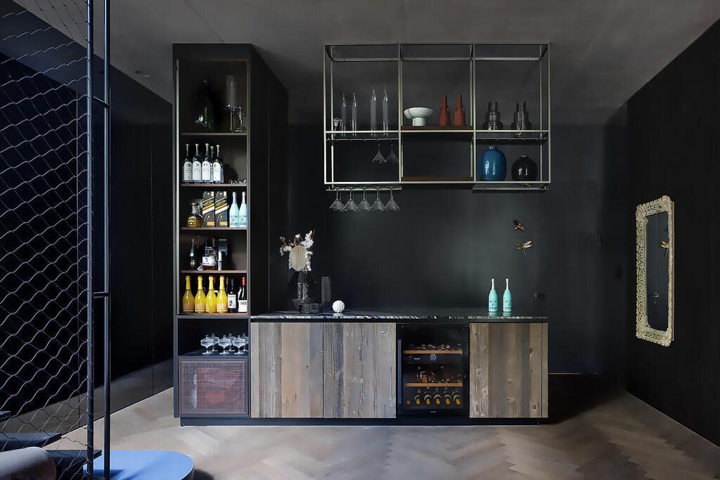 בר בחלל המרתף. קירות כהים גם בו (צילום: שי אפשטיין) וילה בשרון, אדריכלות ועיצוב: נורית בן יוסף