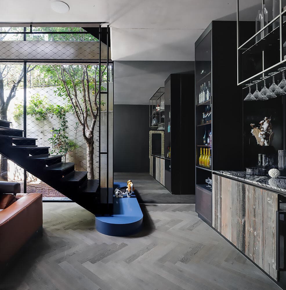 הירידה למרתף. נגיעות של צבעוניות עזה - ושונה (צילום: שי אפשטיין) וילה בשרון, אדריכלות ועיצוב: נורית בן יוסף