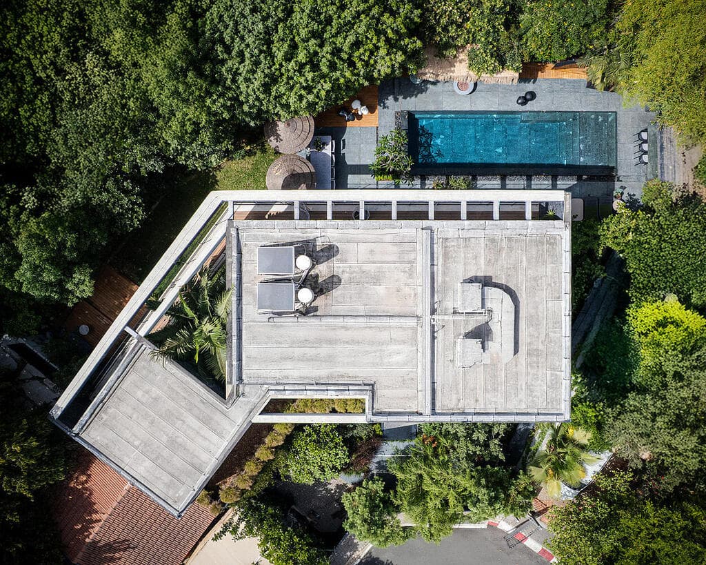 מגרש מאתגר הוביל לבניית בית לא שגרתי (צילום: שי אפשטיין) וילה בשרון, אדריכלות ועיצוב: נורית בן יוסף