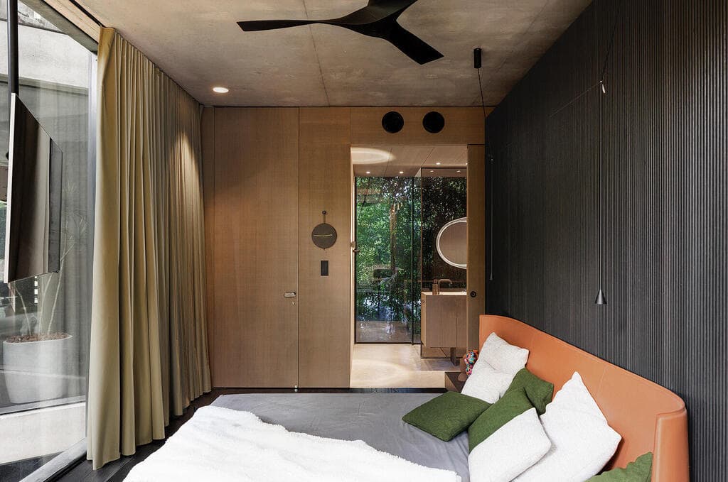 כניסה לחדר הרחצה הזוגי, העטוף בתחושה טרופית (צילום: שי אפשטיין) וילה בשרון, אדריכלות ועיצוב: נורית בן יוסף