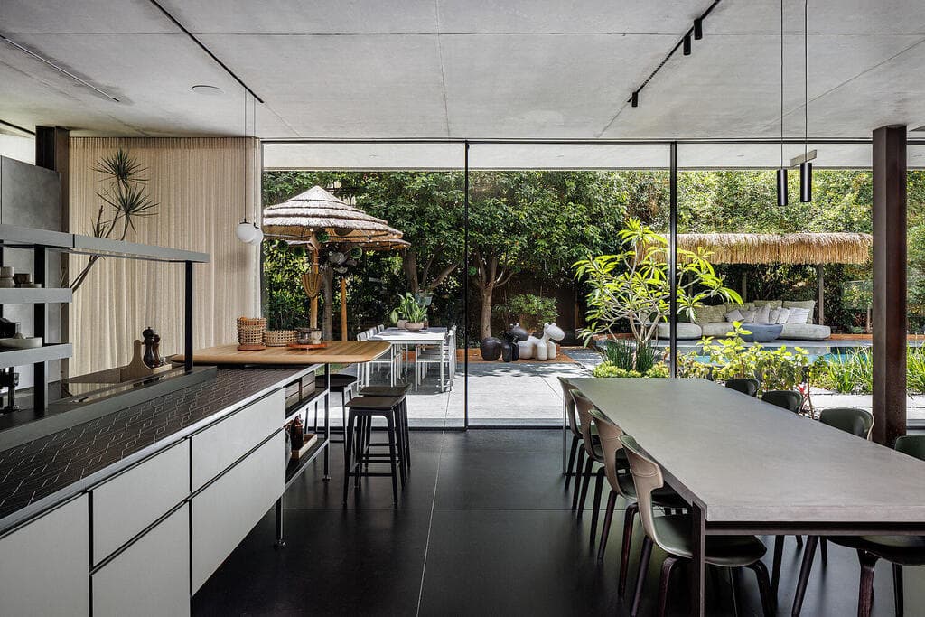 המטבח מקביל לפינת האוכל (צילום: שי אפשטיין) וילה בשרון, אדריכלות ועיצוב: נורית בן יוסף