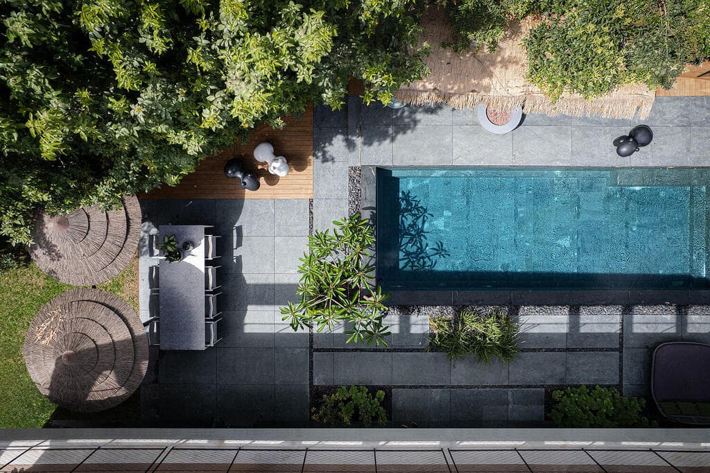 מבט על לעבר אזור הבריכה והחצר (צילום: שי אפשטיין) וילה בשרון, אדריכלות ועיצוב: נורית בן יוסף