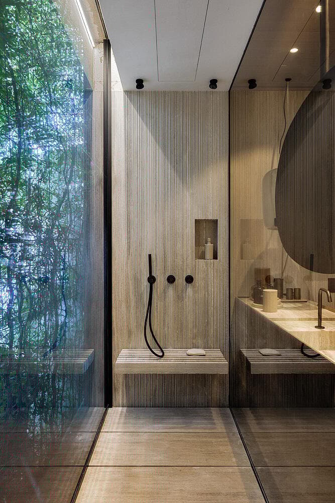 המקלחון של בני הזוג (צילום: שי אפשטיין) וילה בשרון, אדריכלות ועיצוב: נורית בן יוסף