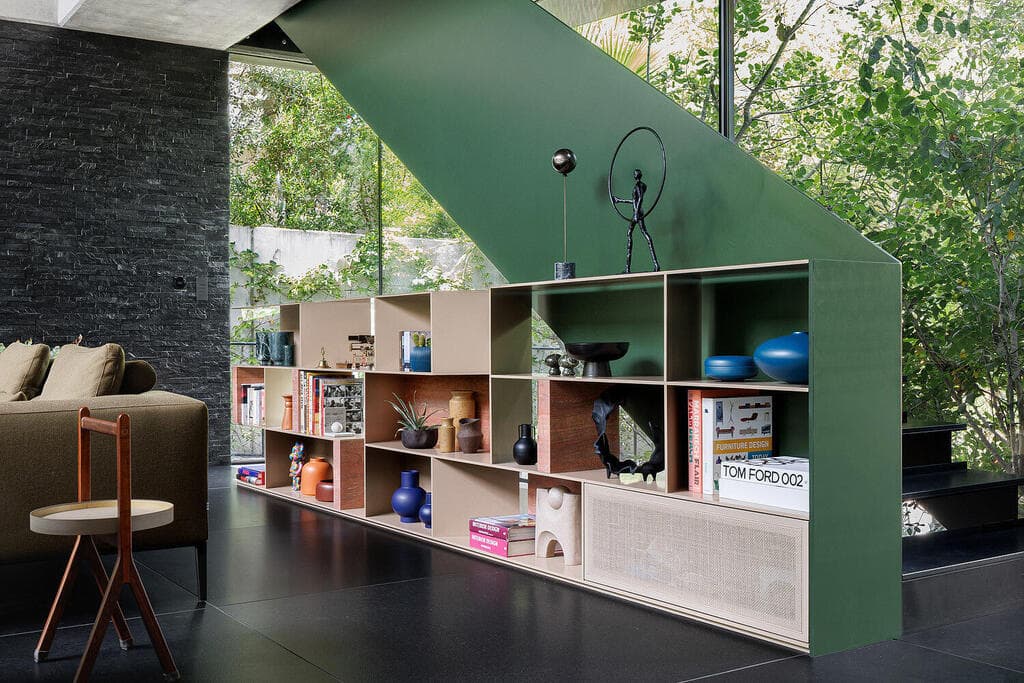 המדרגות למעלה והספרייה (צילום: שי אפשטיין) וילה בשרון, אדריכלות ועיצוב: נורית בן יוסף