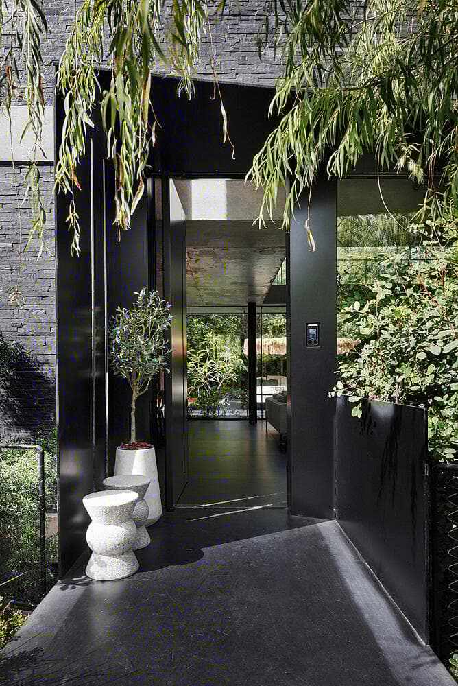 הכניסה מגלה את הפטיו (צילום: שי אפשטיין) וילה בשרון, אדריכלות ועיצוב: נורית בן יוסף