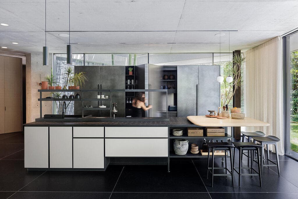 שילובי חומרים וצבעים - כהה, לבן ועץ (צילום: שי אפשטיין) וילה בשרון, אדריכלות ועיצוב: נורית בן יוסף